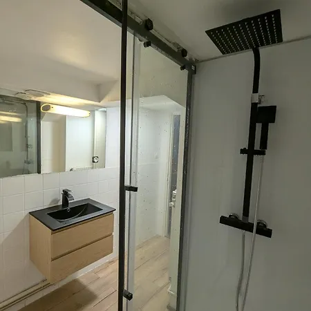 Equipe De 2 A Charmes Apartment